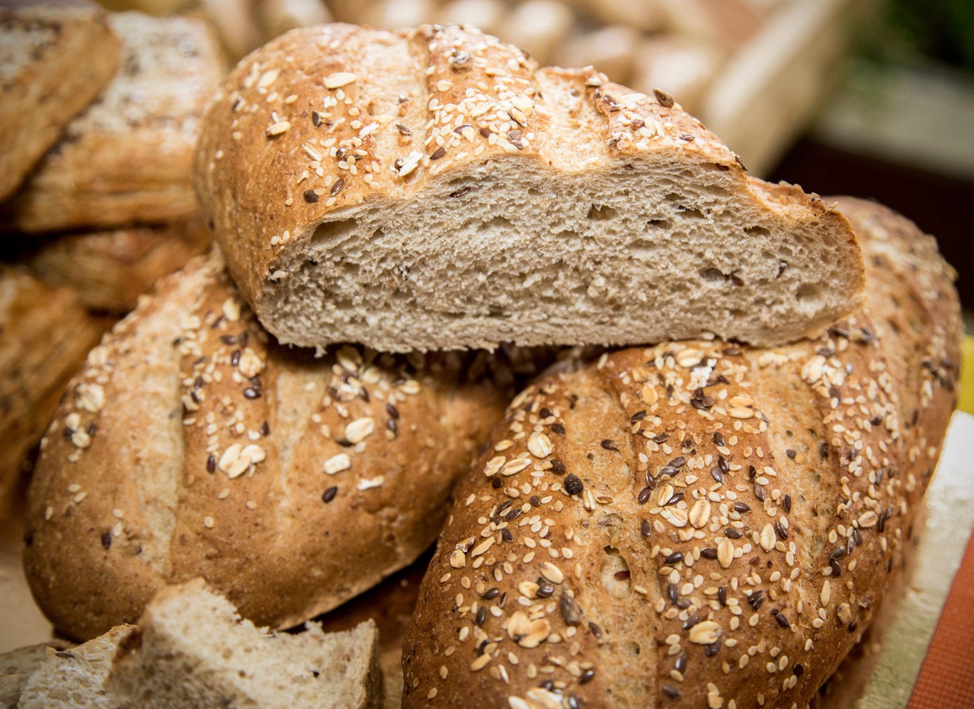 Овсяная мука хлебопечка. Овсяный хлеб Здравушка. Хлеб из овса. Хлеб с овсяными хлопьями. Хлебобулочные изделия из овса.