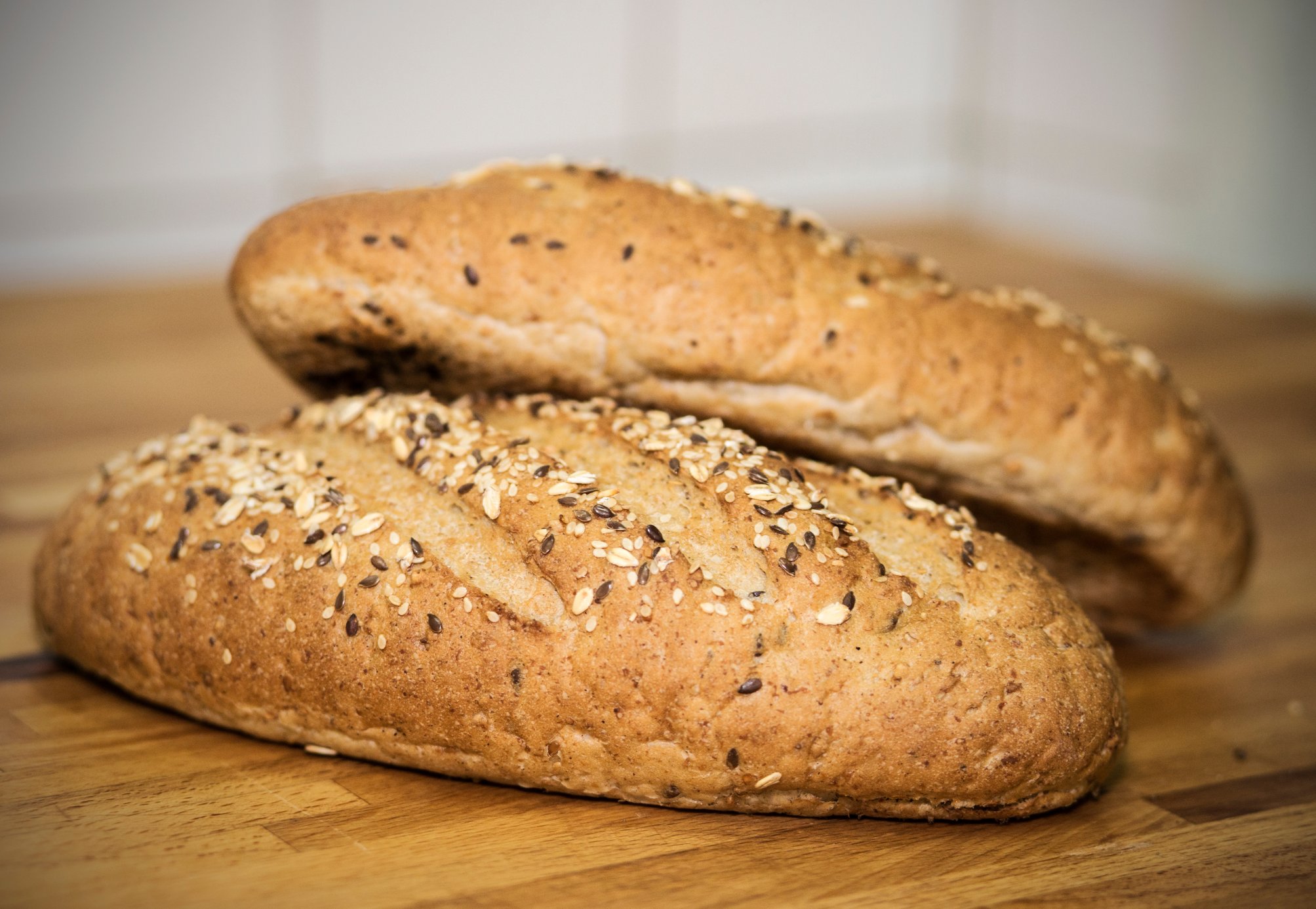 печем хлеб овсяный. овсяный хлеб в духовке. хлеб с овсом. овсяный хлеб. хлеб зерновой овсяный.