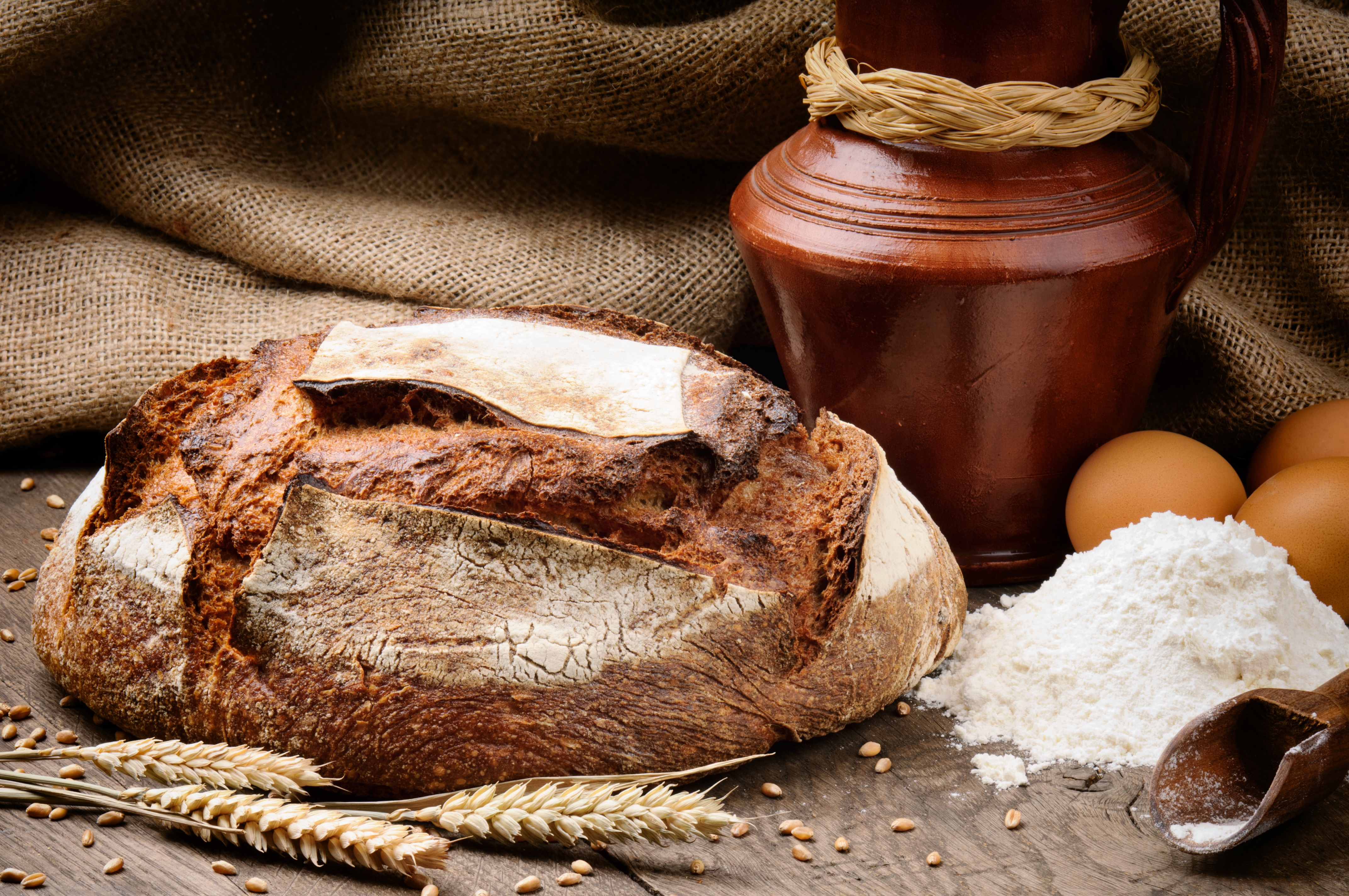 Щедро посыпана совершенно пусты ржаным хлебом. Хлеб на столе. Мука для хлеба. Красивый хлеб. Ржаной хлеб.