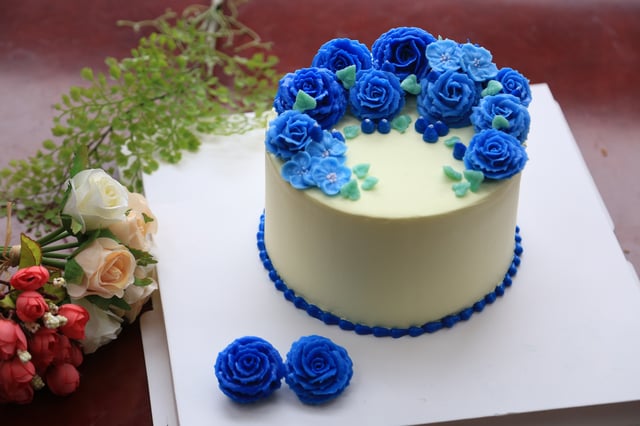 Кремово синий. Торт с цветами. Украшение торта кремовыми цветами. Торт с кремовыми цветами. Декор торта цветами из крема.