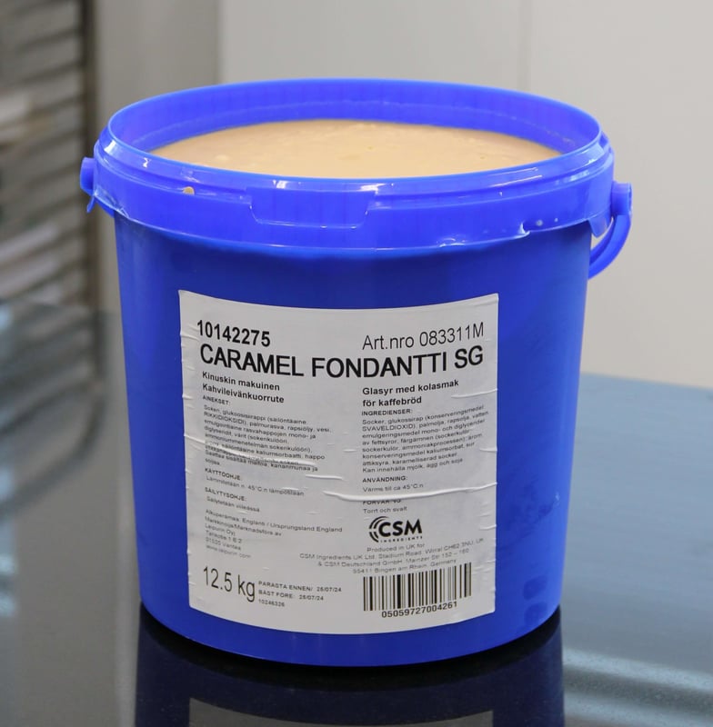 Caramel Fondantti-Nimikenumero-083311M-kesäkamppis-2024-5