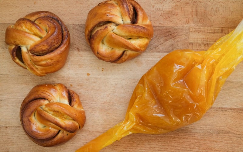 leipurin-recipe-hero-appelsiini-kanelisolmupulla