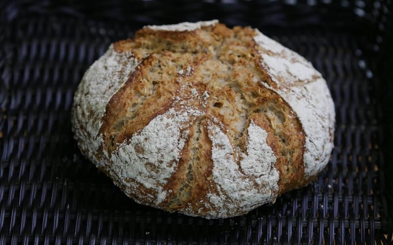 leipurin-recipe-hero-juureen-leivottu-kauraleipä