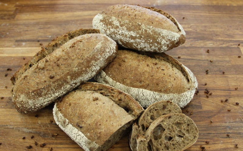 leipurin-recipe-hero-tumma-artesaanileipa-idatetyilla-vehnanjyvilla